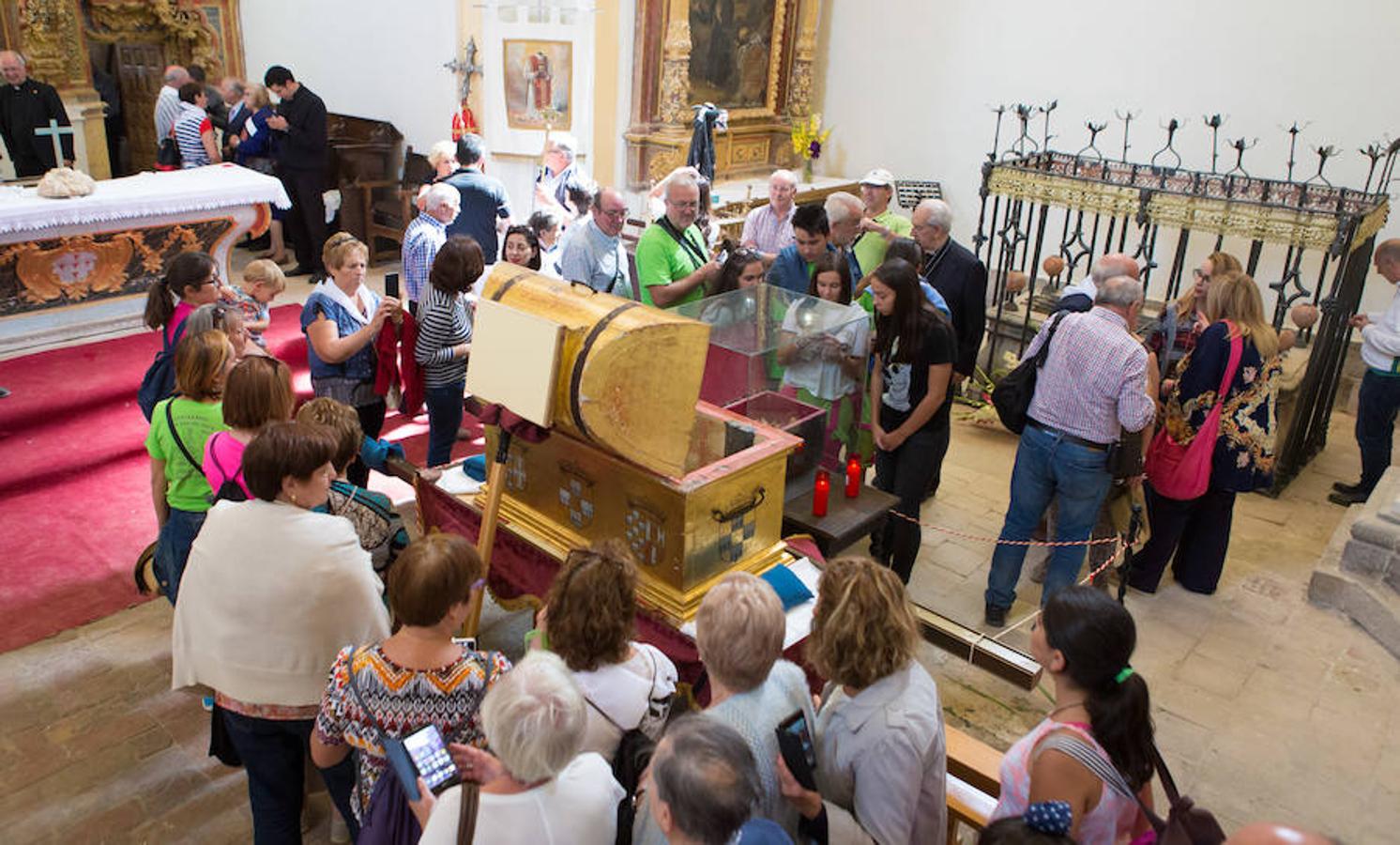 Tradición centenaria y devoción religiosa en la exhibición de las reliquias de San Vitores celebrada en La Riojilla Burgalesa. La localidad de Fresno de Río Tirón (Burgos) abrió el arca y la urna donde descansan los restos de San Vitores, santo venerado en una veintena de pueblos riojanos y burgaleses. 