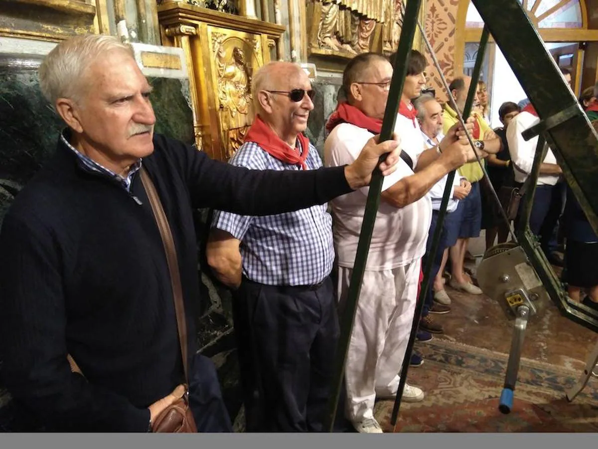 Subida al retablo mayor de Sangilillo en las fiestas de Cervera del Río Alhama donde aguardaban los gaiteros. La polémica volvió a asomar entre partidarios y detractores de la participación femenina en los actos.