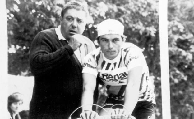 Bernard Hinault espera la salida en la contrarreloj entre Logroño y Miranda de Ebro de 1979. 