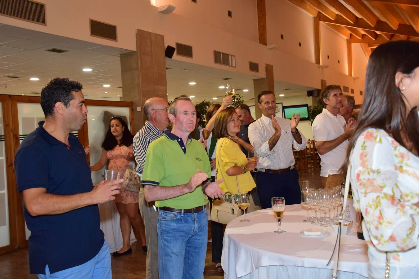 Los participantes en el torneo Viña Ijalba disfrutaron tras la jornada de varios vinos de la bodega logroñesa.