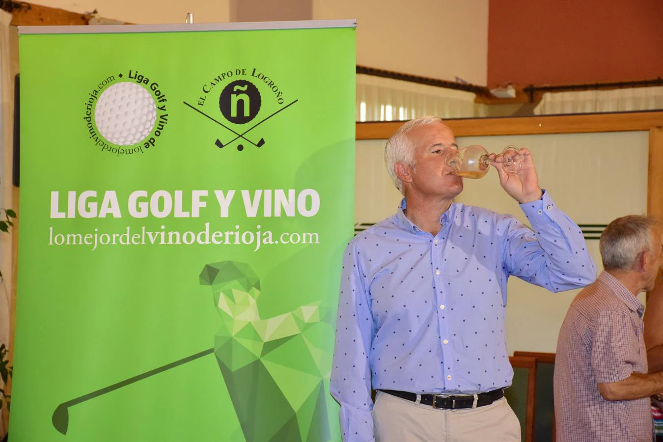 Los participantes en el torneo Viña Ijalba disfrutaron tras la jornada de varios vinos de la bodega logroñesa.