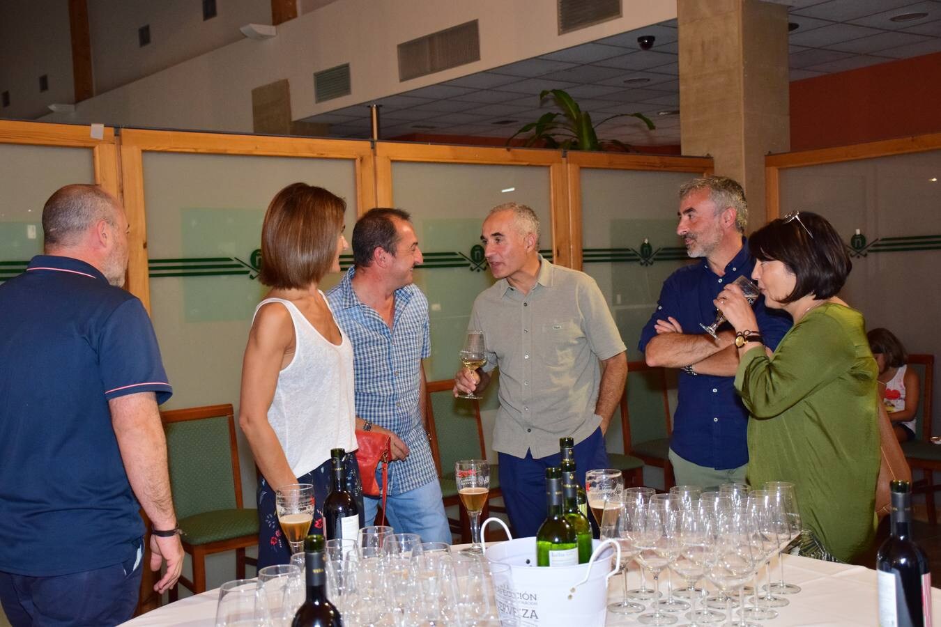 Los participantes en el torneo Viña Ijalba disfrutaron tras la jornada de varios vinos de la bodega logroñesa.