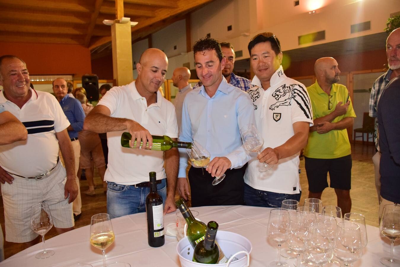 Los participantes en el torneo Viña Ijalba disfrutaron tras la jornada de varios vinos de la bodega logroñesa.