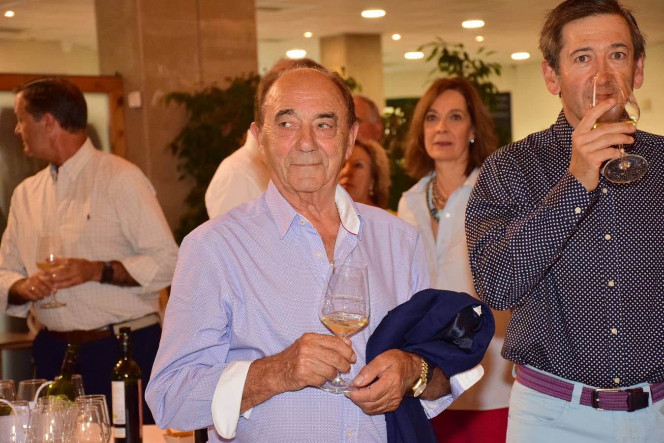 Los participantes en el torneo Viña Ijalba disfrutaron tras la jornada de varios vinos de la bodega logroñesa.