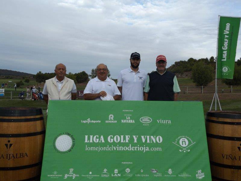 Los participantes en el Torneo Viña Ijalba de la Liga de Golf y Vino posan antes de comenzar la jornada.