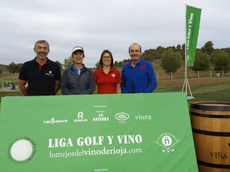 Los participantes en el Torneo Viña Ijalba de la Liga de Golf y Vino posan antes de comenzar la jornada.