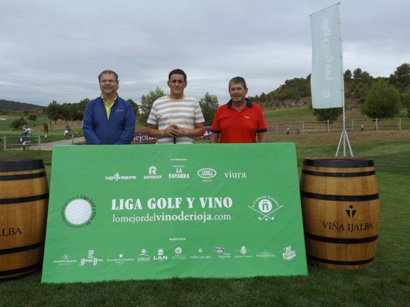 Los participantes en el Torneo Viña Ijalba de la Liga de Golf y Vino posan antes de comenzar la jornada.