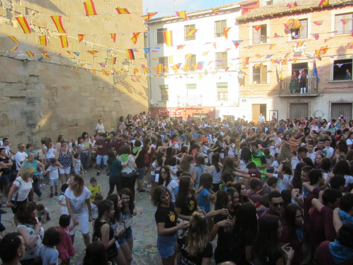 Confeti y vueltas para empezar las fiestas de Alberite en honor a la Virgen de la Antigua. La cuadrillas no pudieron contener sus ganas de juerga y pusieron en marcha la maqui9naria de fiesta mucho antes de que se diera el arranque oficial a seis días de actos 