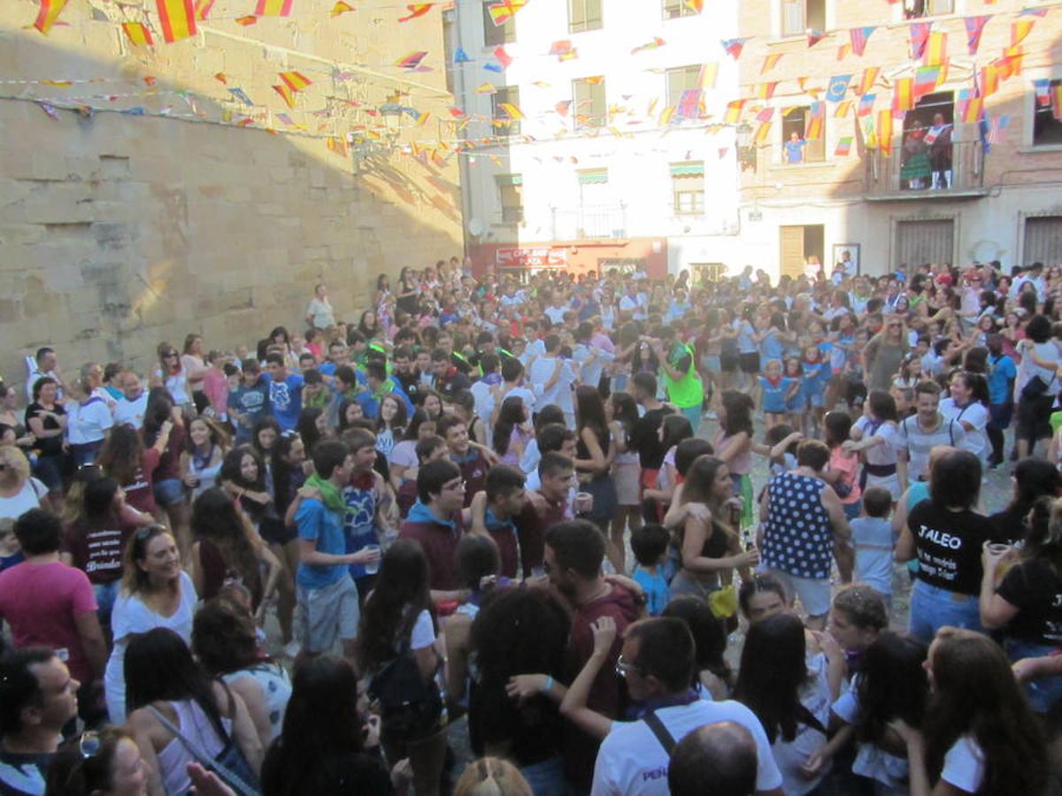 Confeti y vueltas para empezar las fiestas de Alberite en honor a la Virgen de la Antigua. La cuadrillas no pudieron contener sus ganas de juerga y pusieron en marcha la maqui9naria de fiesta mucho antes de que se diera el arranque oficial a seis días de actos 