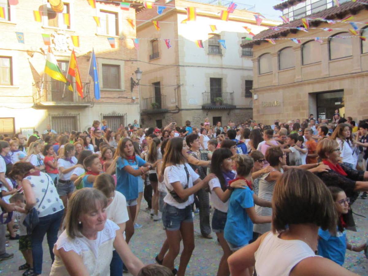 Confeti y vueltas para empezar las fiestas de Alberite en honor a la Virgen de la Antigua. La cuadrillas no pudieron contener sus ganas de juerga y pusieron en marcha la maqui9naria de fiesta mucho antes de que se diera el arranque oficial a seis días de actos 