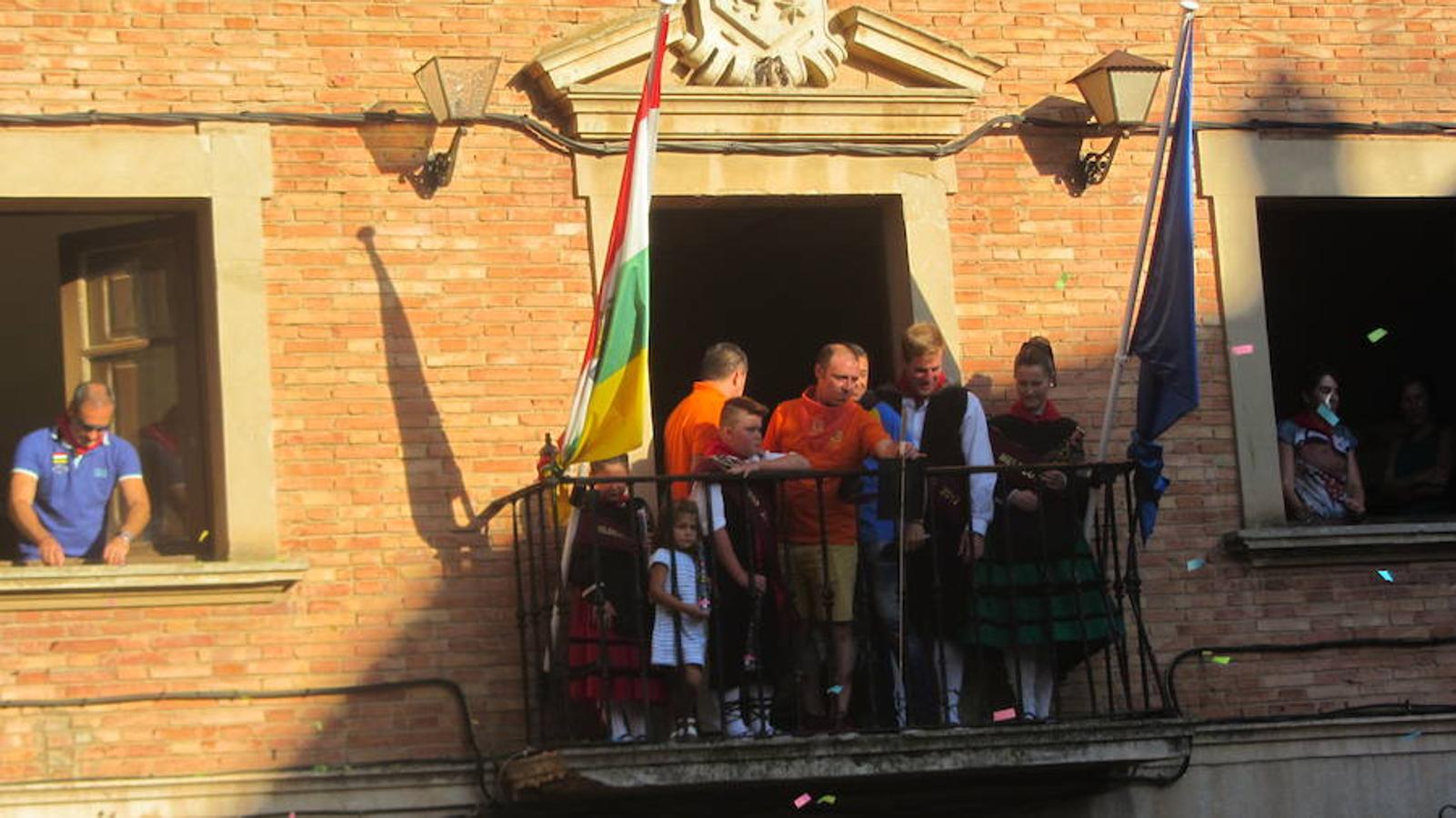 Confeti y vueltas para empezar las fiestas de Alberite en honor a la Virgen de la Antigua. La cuadrillas no pudieron contener sus ganas de juerga y pusieron en marcha la maqui9naria de fiesta mucho antes de que se diera el arranque oficial a seis días de actos 