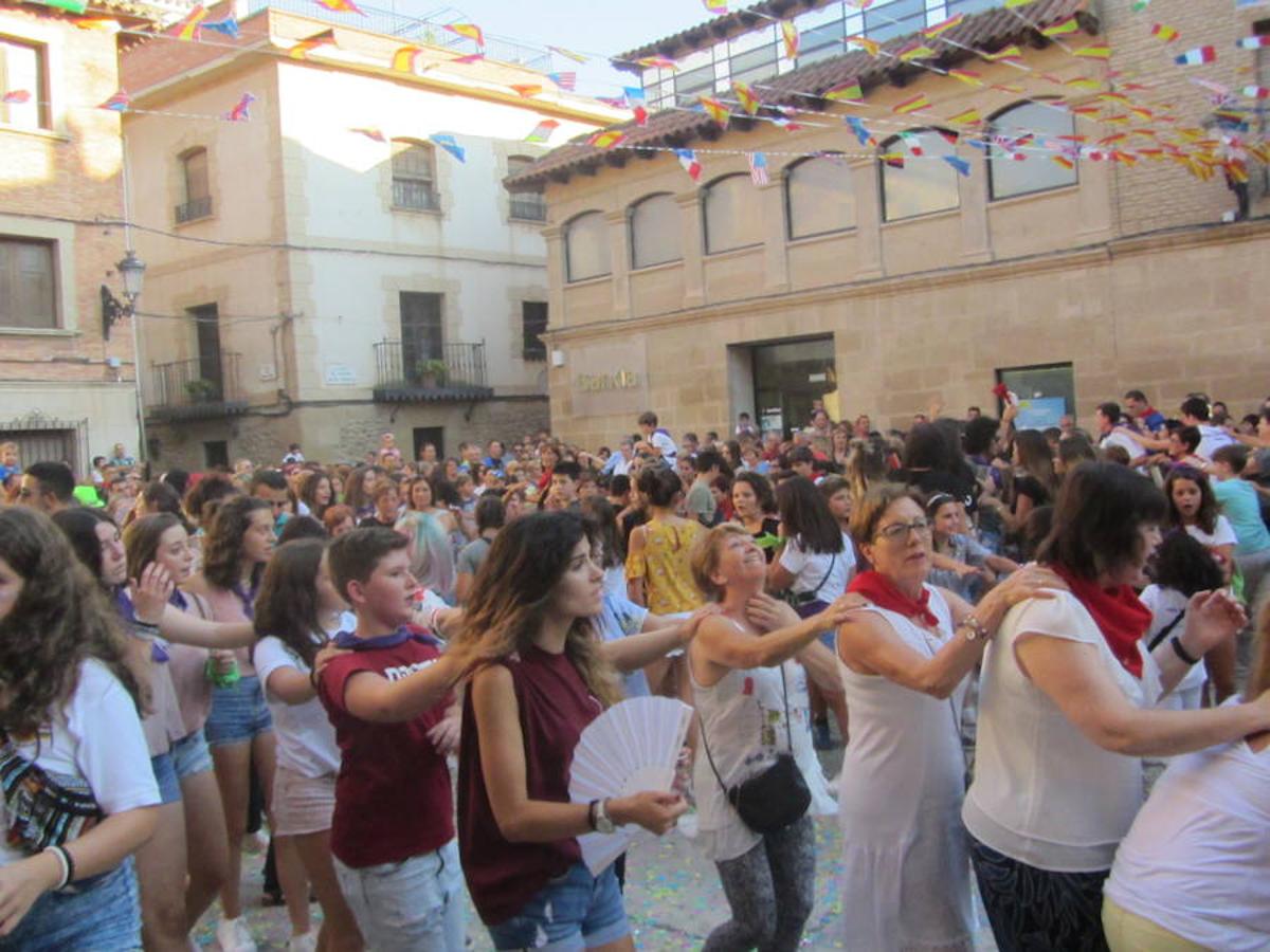 Confeti y vueltas para empezar las fiestas de Alberite en honor a la Virgen de la Antigua. La cuadrillas no pudieron contener sus ganas de juerga y pusieron en marcha la maqui9naria de fiesta mucho antes de que se diera el arranque oficial a seis días de actos 