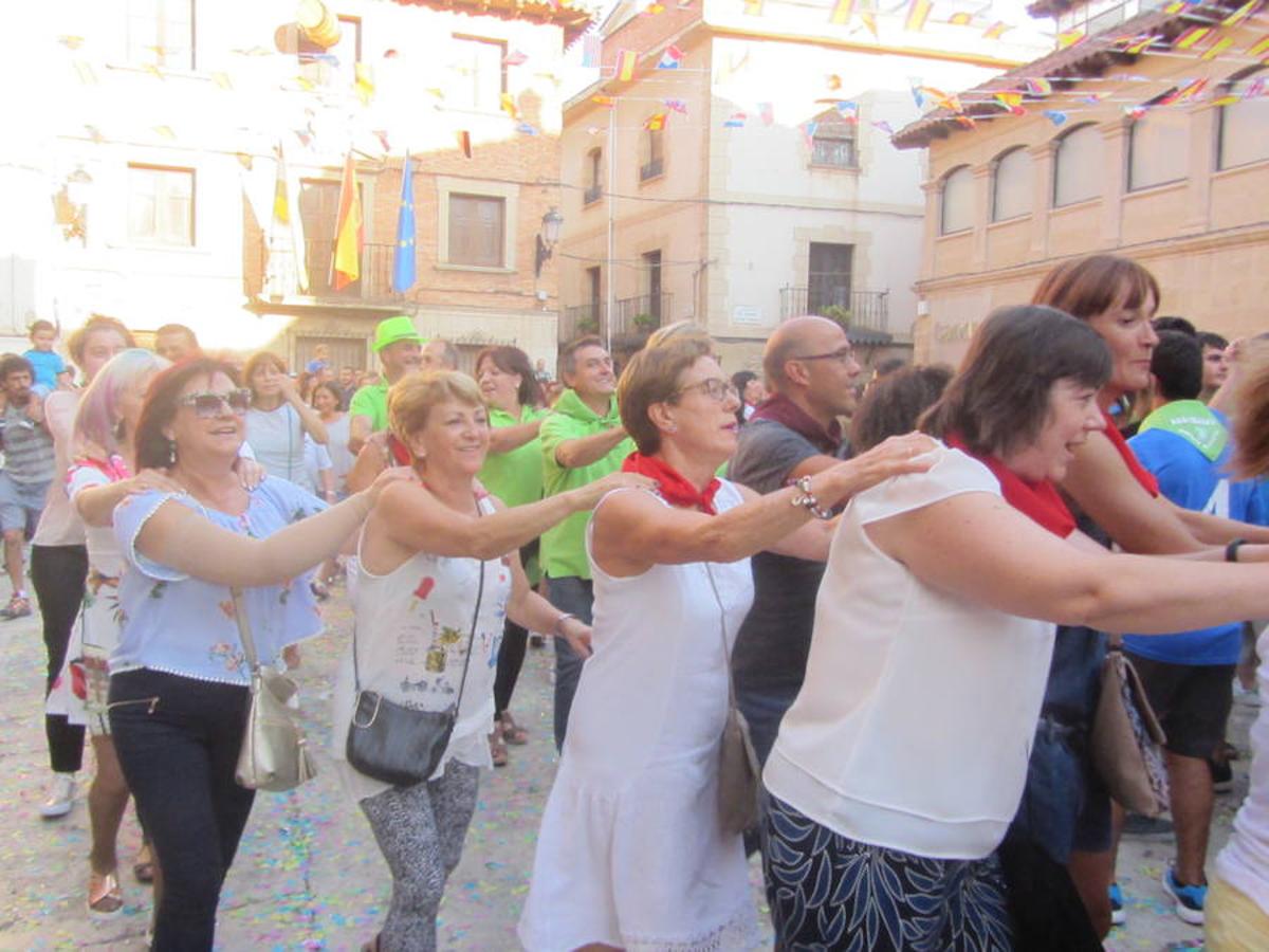 Confeti y vueltas para empezar las fiestas de Alberite en honor a la Virgen de la Antigua. La cuadrillas no pudieron contener sus ganas de juerga y pusieron en marcha la maqui9naria de fiesta mucho antes de que se diera el arranque oficial a seis días de actos 