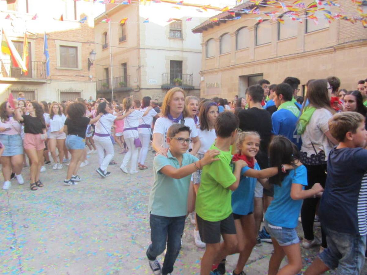 Confeti y vueltas para empezar las fiestas de Alberite en honor a la Virgen de la Antigua. La cuadrillas no pudieron contener sus ganas de juerga y pusieron en marcha la maqui9naria de fiesta mucho antes de que se diera el arranque oficial a seis días de actos 