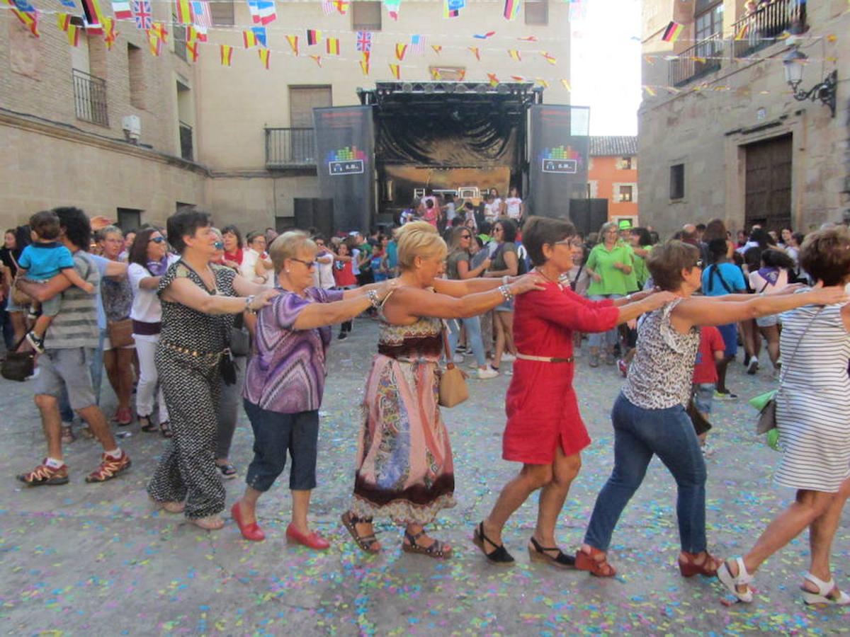 Confeti y vueltas para empezar las fiestas de Alberite en honor a la Virgen de la Antigua. La cuadrillas no pudieron contener sus ganas de juerga y pusieron en marcha la maqui9naria de fiesta mucho antes de que se diera el arranque oficial a seis días de actos 