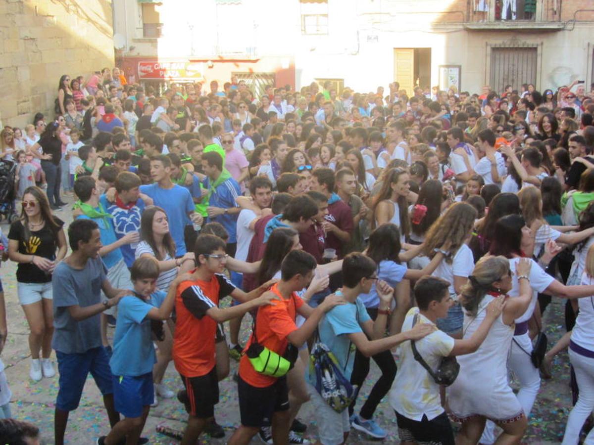 Confeti y vueltas para empezar las fiestas de Alberite en honor a la Virgen de la Antigua. La cuadrillas no pudieron contener sus ganas de juerga y pusieron en marcha la maqui9naria de fiesta mucho antes de que se diera el arranque oficial a seis días de actos 