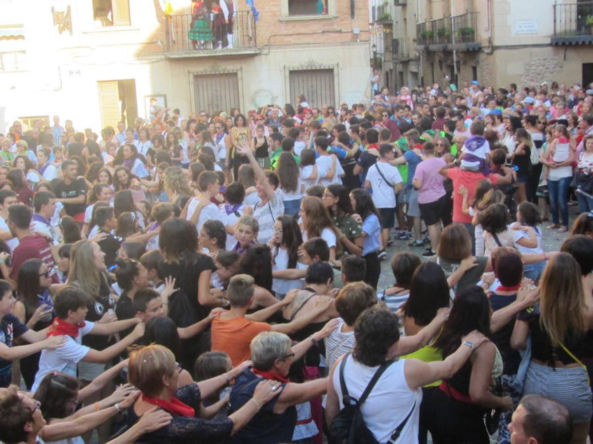 Confeti y vueltas para empezar las fiestas de Alberite en honor a la Virgen de la Antigua. La cuadrillas no pudieron contener sus ganas de juerga y pusieron en marcha la maqui9naria de fiesta mucho antes de que se diera el arranque oficial a seis días de actos 