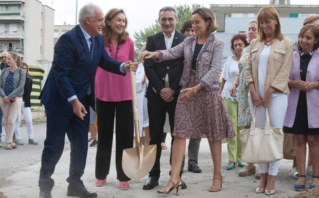 Ceniceros y Gamarra "comparten" pala durante la ceremonia oficial 