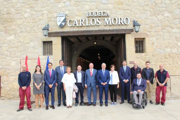 José Ignacio Ceniceros y Carlos Moro, en el centro de la imagen, posan en la puerta del calado de la bodega de San Vicente. :: D.M.A.