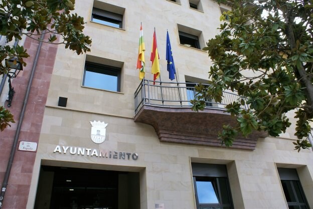 Fachada de la Casa Consistorial, sita en al plaza de España, con el balcón del salón de plenos en primer término. :: 