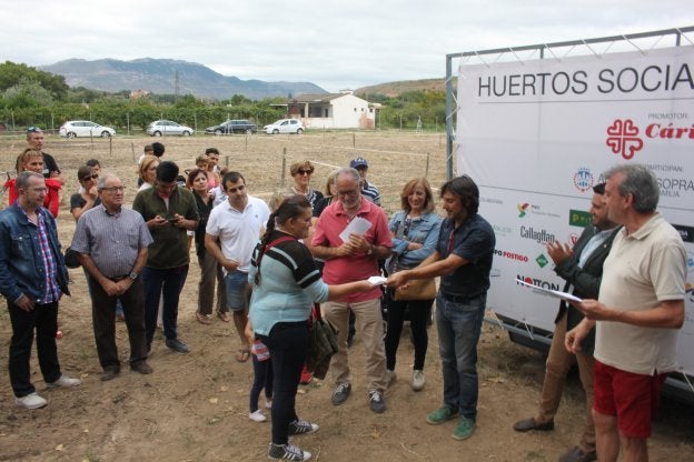 Cáritas, Ayuntamiento y colaboradores se felicitaron por la puesta en marcha de la iniciativa. :: 