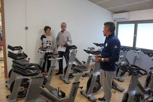 El adjudicatario muestra a los ediles la sala de ciclo indoor. :: 