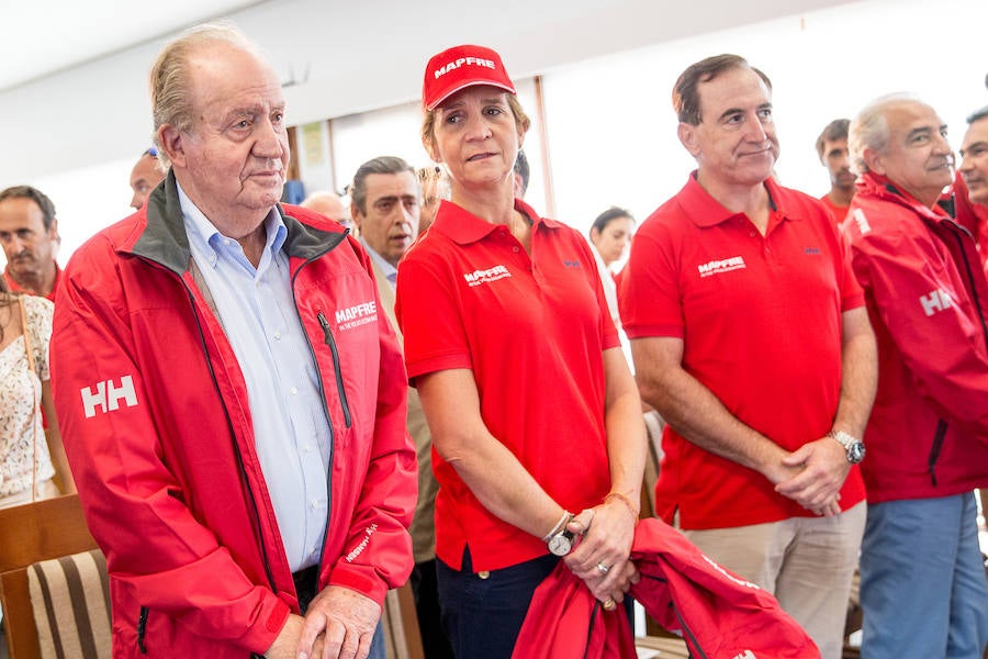 Las instalaciones del Real Club Náutico de Sanxenxo han acogido la presentación del equipo español que competirá en la regata oceánica más importante del mundo