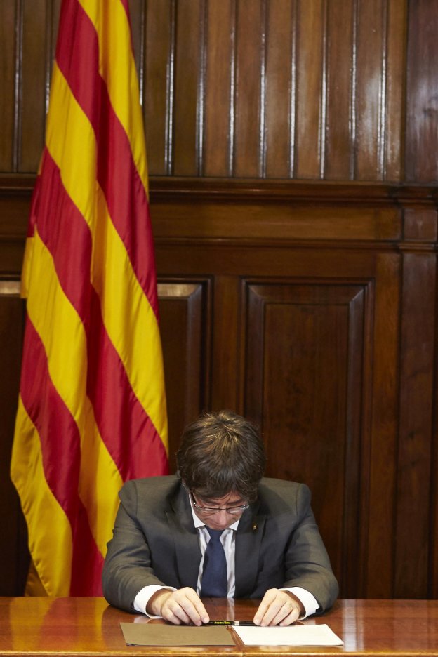 El presidente de la Generalitat firma la convocatoria de referéndum. :: a. garcía / efe
