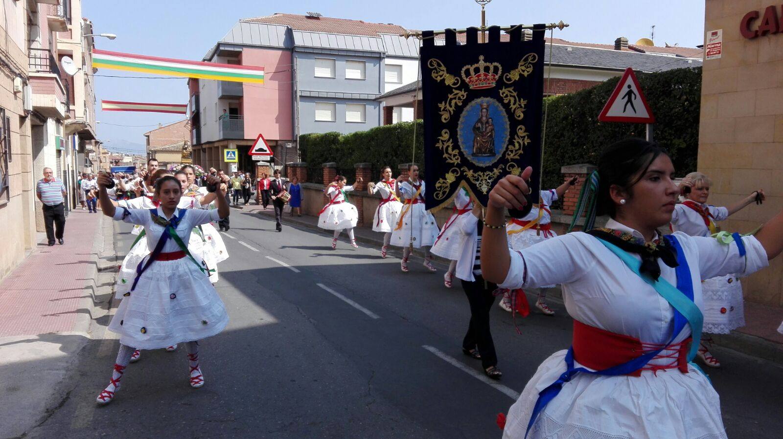 Este viernes ha tenido lugar la procesión, acompañada por el grupo de danzas, en el día grande de las fiestas de la Antigua en Alberite