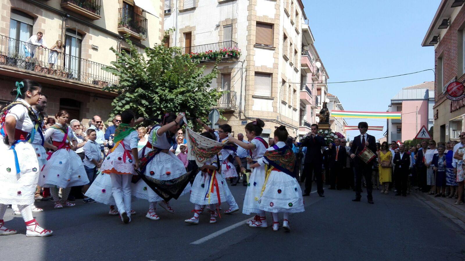 Este viernes ha tenido lugar la procesión, acompañada por el grupo de danzas, en el día grande de las fiestas de la Antigua en Alberite