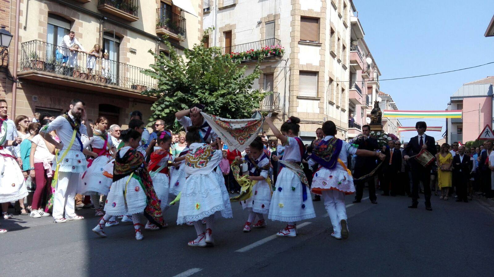 Este viernes ha tenido lugar la procesión, acompañada por el grupo de danzas, en el día grande de las fiestas de la Antigua en Alberite