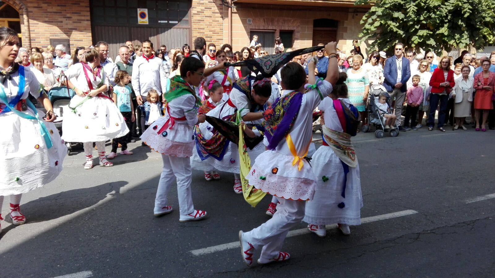 Este viernes ha tenido lugar la procesión, acompañada por el grupo de danzas, en el día grande de las fiestas de la Antigua en Alberite