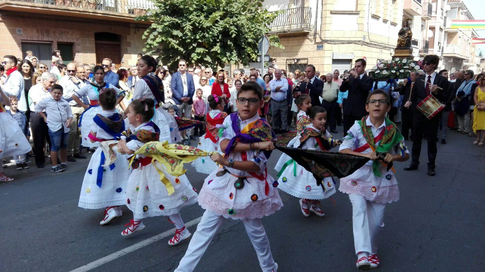 Este viernes ha tenido lugar la procesión, acompañada por el grupo de danzas, en el día grande de las fiestas de la Antigua en Alberite