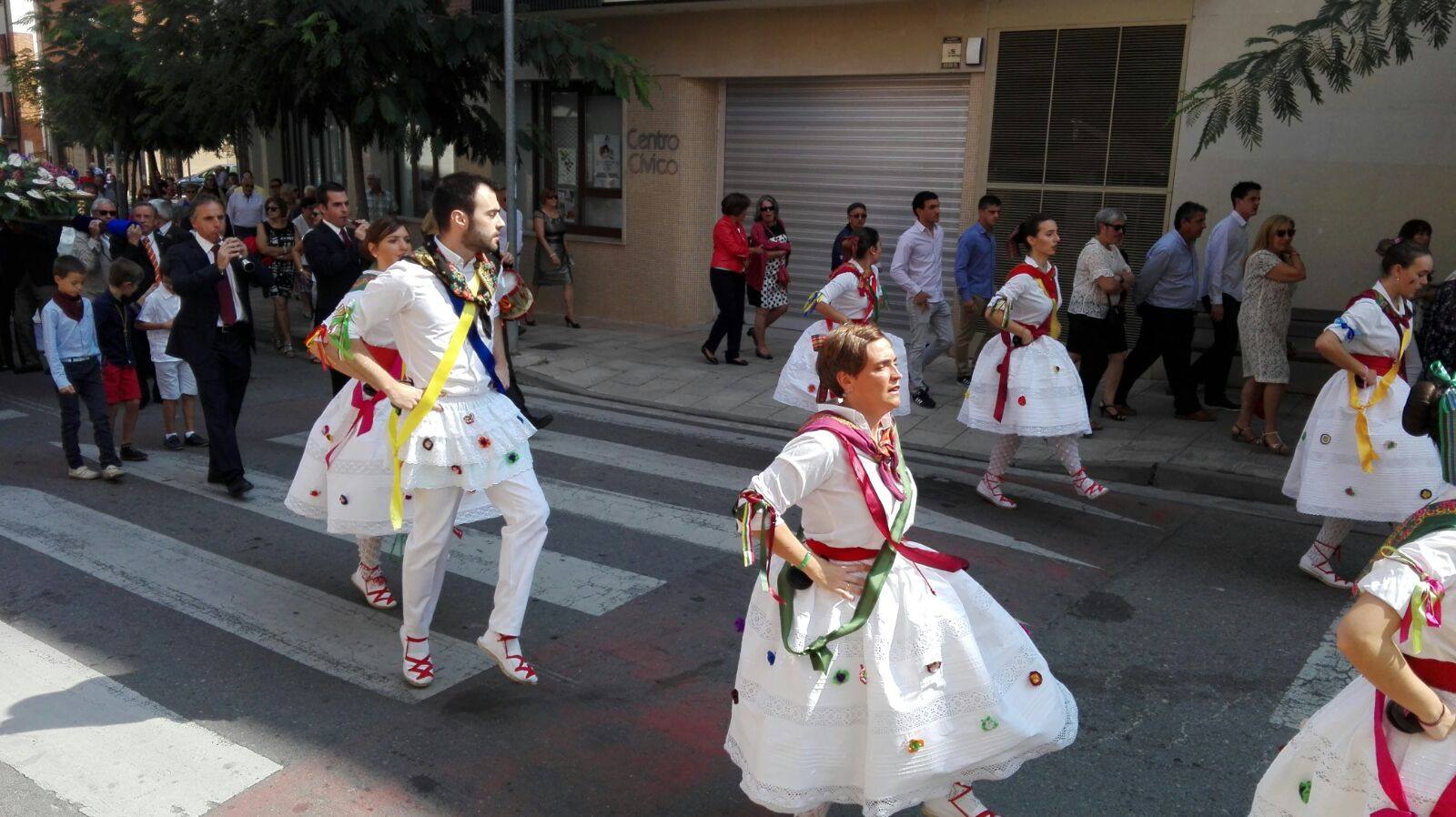 Este viernes ha tenido lugar la procesión, acompañada por el grupo de danzas, en el día grande de las fiestas de la Antigua en Alberite