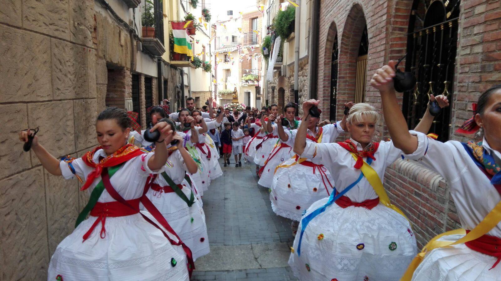 Este viernes ha tenido lugar la procesión, acompañada por el grupo de danzas, en el día grande de las fiestas de la Antigua en Alberite