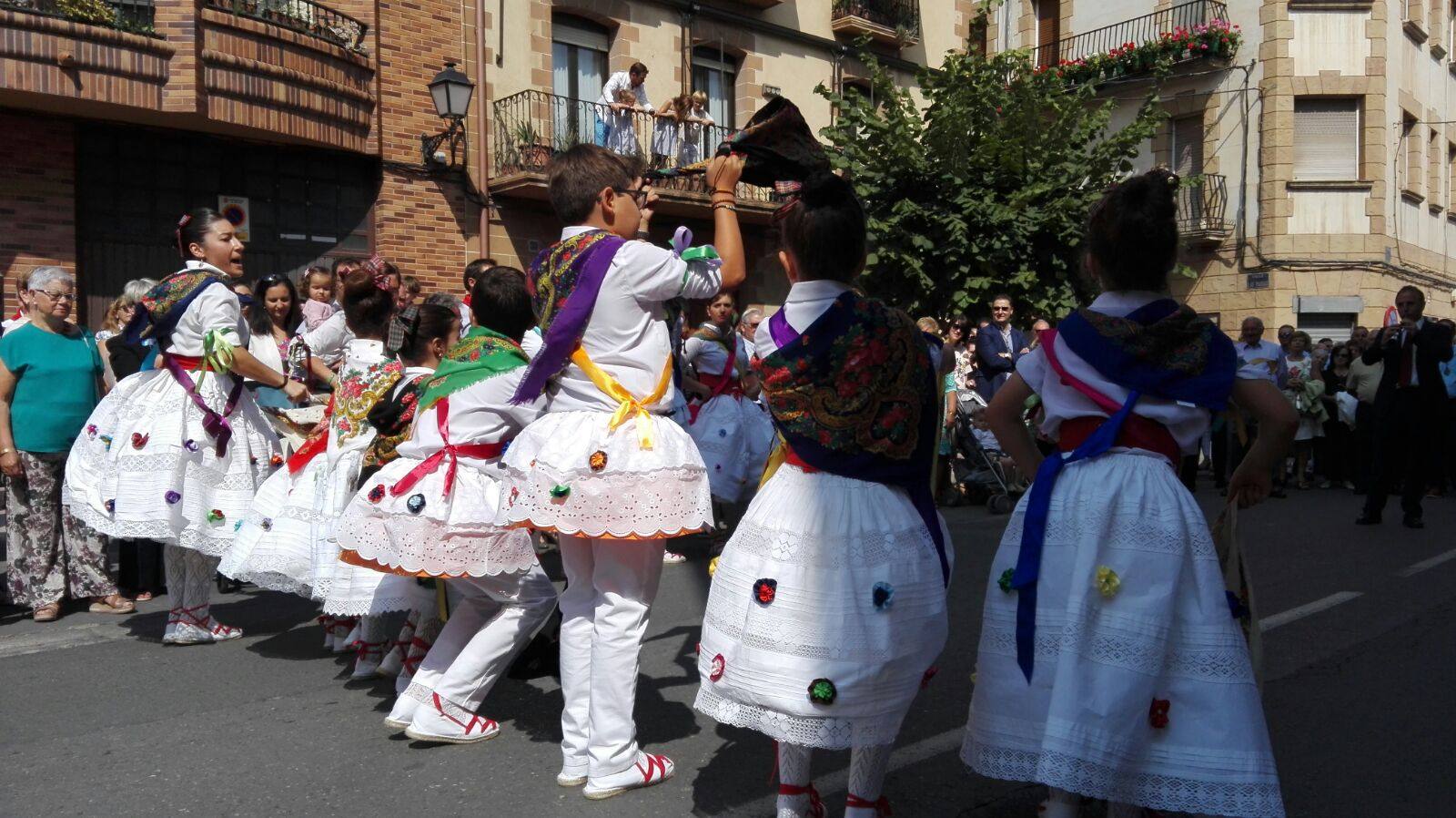 Este viernes ha tenido lugar la procesión, acompañada por el grupo de danzas, en el día grande de las fiestas de la Antigua en Alberite