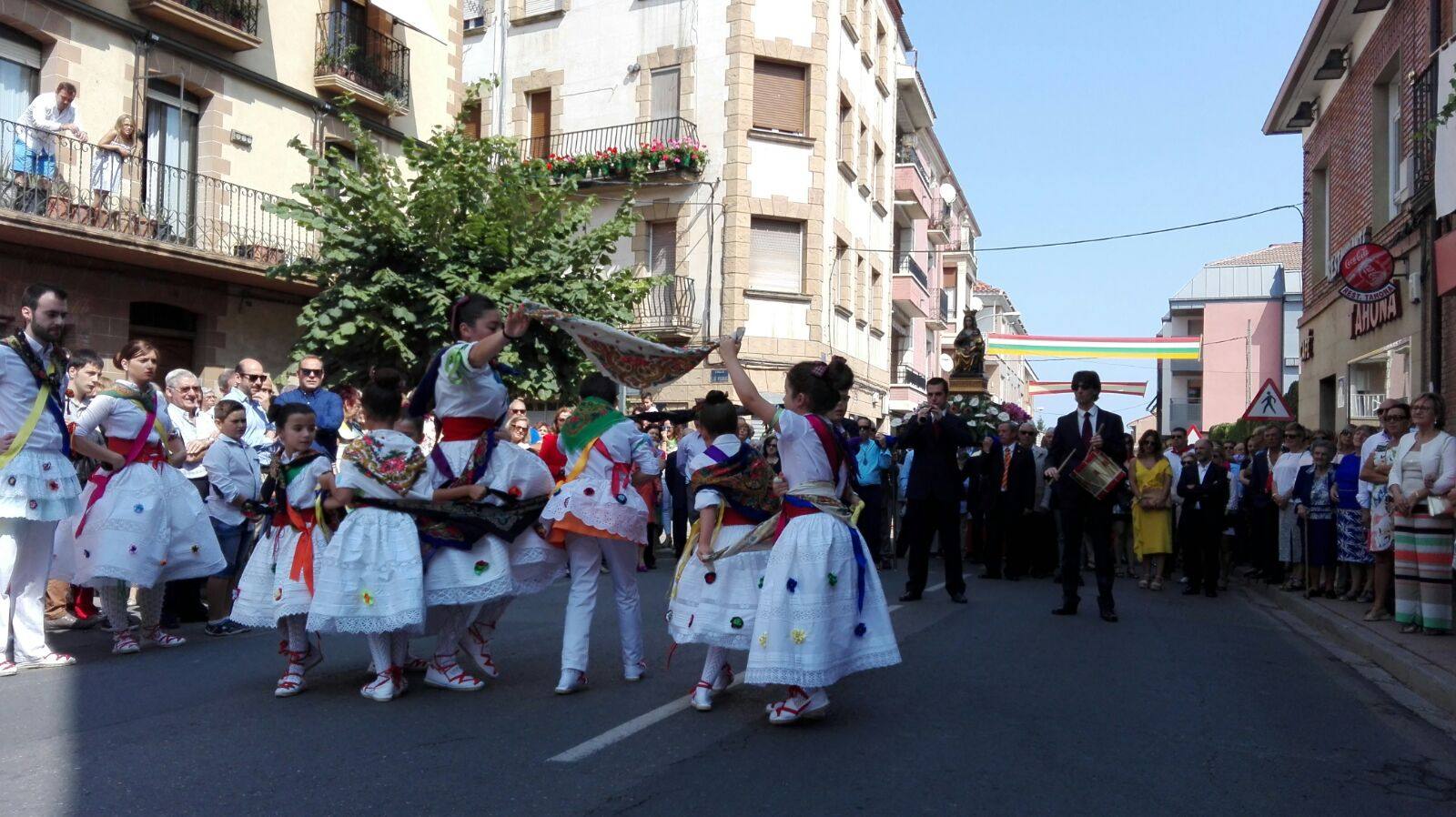 Este viernes ha tenido lugar la procesión, acompañada por el grupo de danzas, en el día grande de las fiestas de la Antigua en Alberite