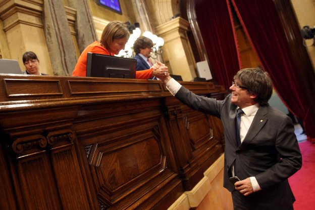 El presidente de la Generalitat, Carles Puigdemont, saluda a la presidenta del Parlament, Carme Forcadell, ayer, al final del pleno. :: efe