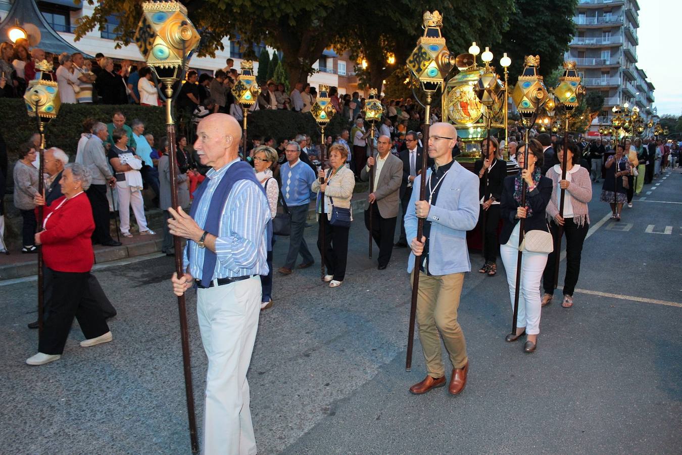 La procesión nocturna volvió a ser el acto más multitudinario y solemne de la fiestas en Haro.