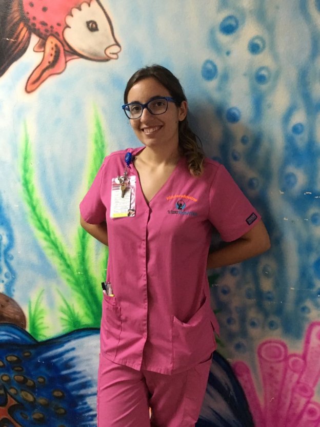 Leticia, con su traje de enfermera en el Hospital de Aruba. :: l. g.