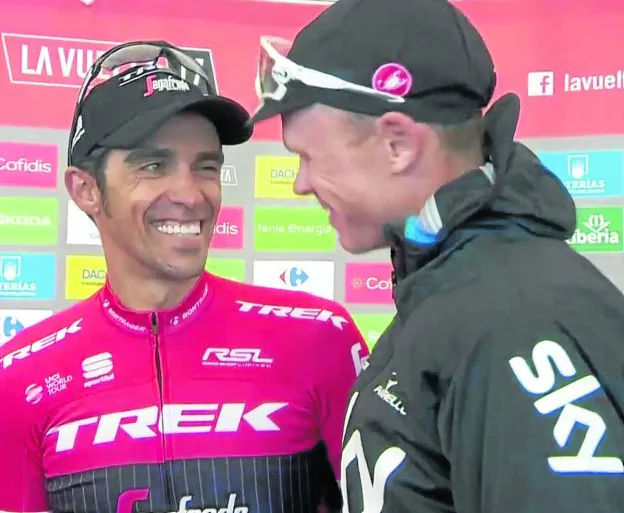 Alberto Contador y Chris Froome se saludan tras la etapa del Angliru. :: trek