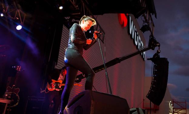 Leonor Watling y Alejandro Pelayo (i) se arroparon de una banda para su concierto de ayer en el Museo Würth. 