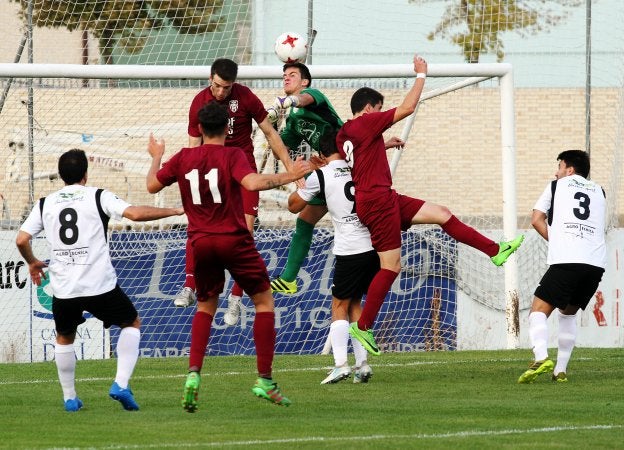 El portero del Haro despeja de puños un balón aéreo. :: 