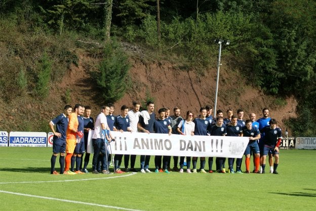 Pancarta de ánimo a Dani, con muletas, lesionado de gravedad. :: 