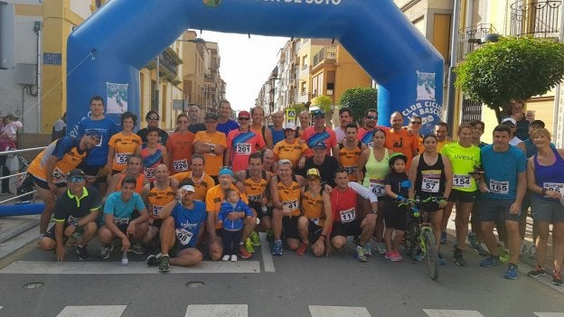 Grupo de corredores antes de salir desde Rincón de Soto. :: 