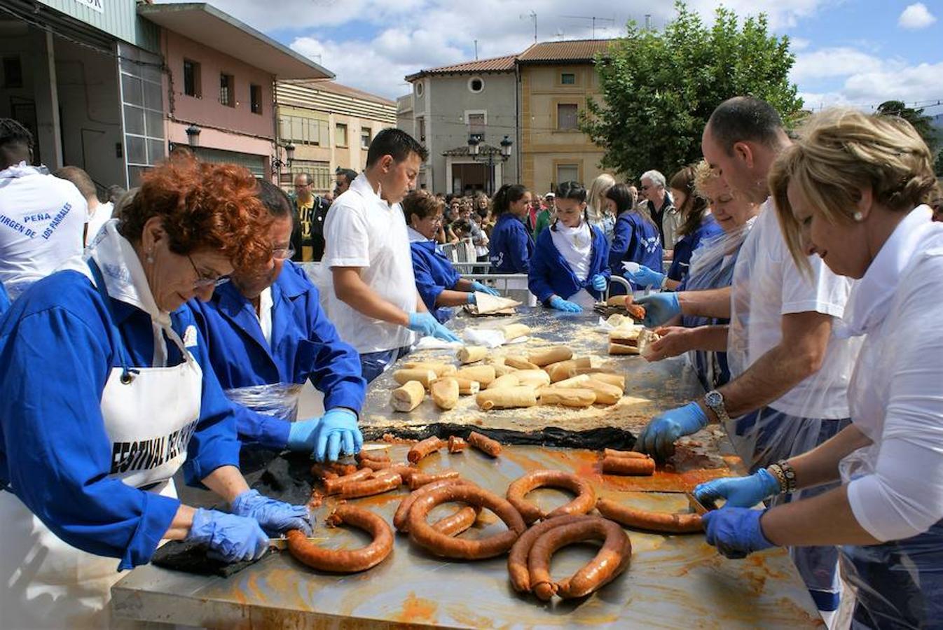 La peña Virgen de los Parrales de Baños de Río Tobía repartió el domingo cerca de 14.000 bocadillos del embutido bañejo con motivo de la celebración de su XLIV festival de exaltación de la chacina bañeja