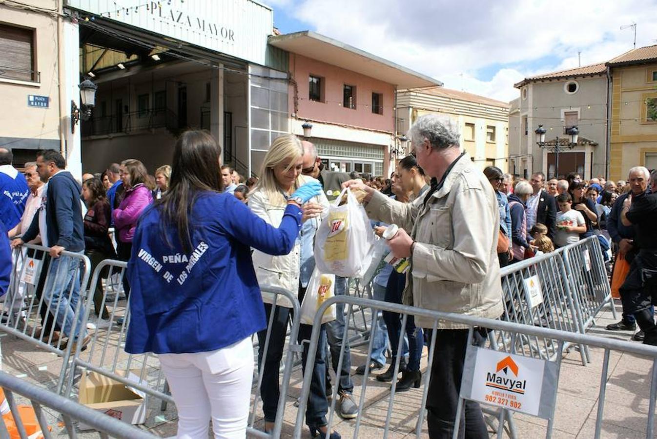 La peña Virgen de los Parrales de Baños de Río Tobía repartió el domingo cerca de 14.000 bocadillos del embutido bañejo con motivo de la celebración de su XLIV festival de exaltación de la chacina bañeja