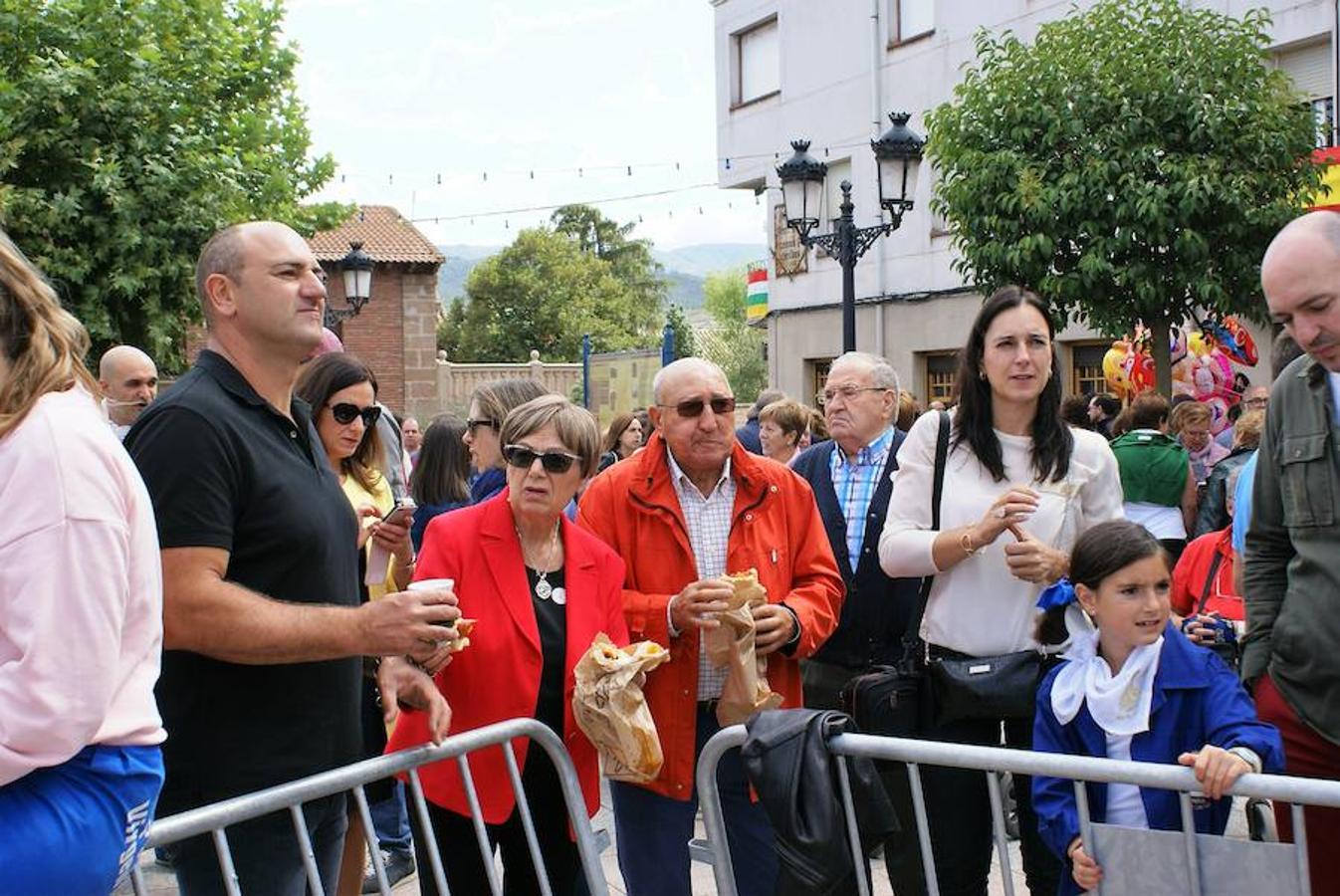 La peña Virgen de los Parrales de Baños de Río Tobía repartió el domingo cerca de 14.000 bocadillos del embutido bañejo con motivo de la celebración de su XLIV festival de exaltación de la chacina bañeja