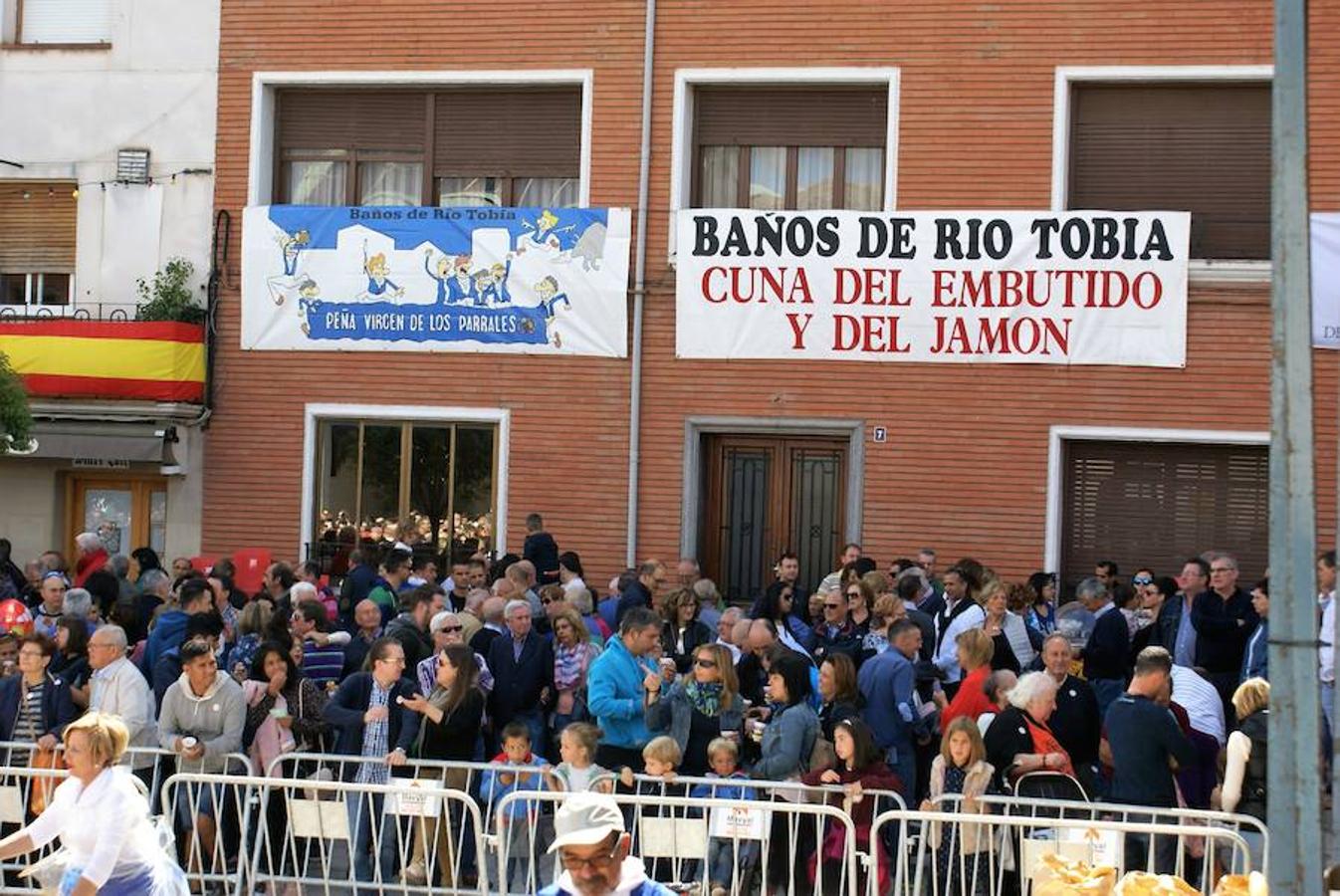 La peña Virgen de los Parrales de Baños de Río Tobía repartió el domingo cerca de 14.000 bocadillos del embutido bañejo con motivo de la celebración de su XLIV festival de exaltación de la chacina bañeja