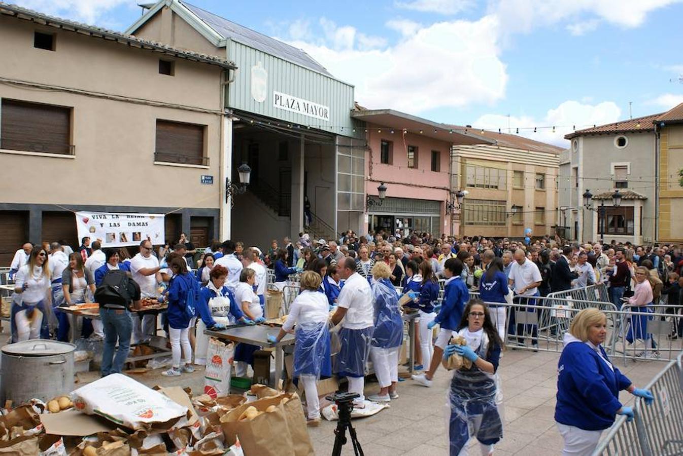 La peña Virgen de los Parrales de Baños de Río Tobía repartió el domingo cerca de 14.000 bocadillos del embutido bañejo con motivo de la celebración de su XLIV festival de exaltación de la chacina bañeja